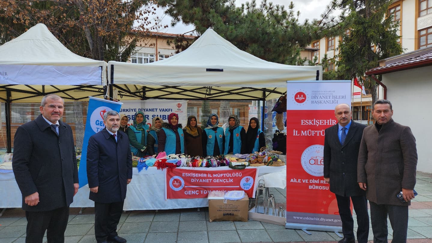 Eskişehir'de Hayır Çarşısı Açıldı (2)