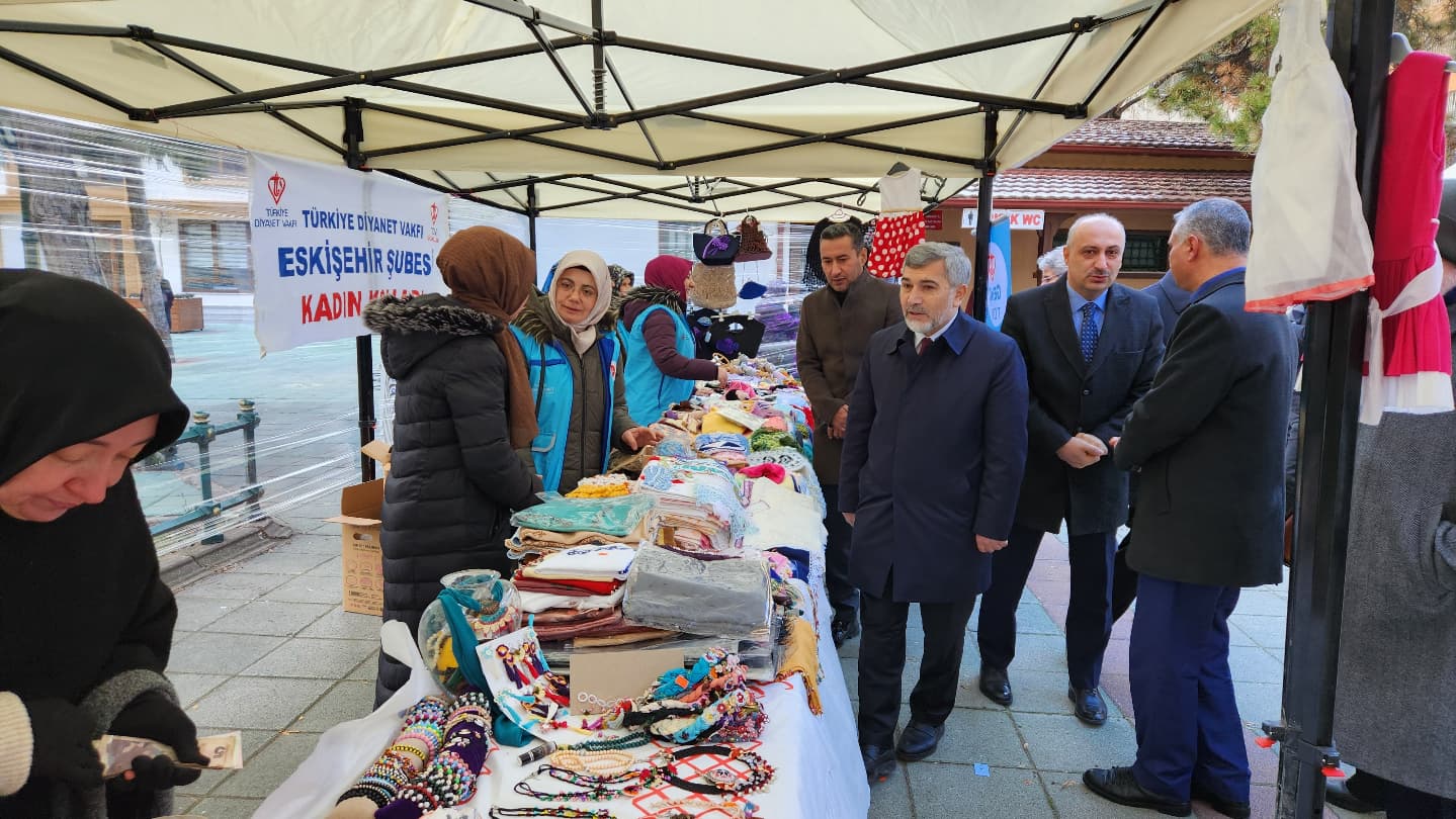 Eskişehir'de Hayır Çarşısı Açıldı