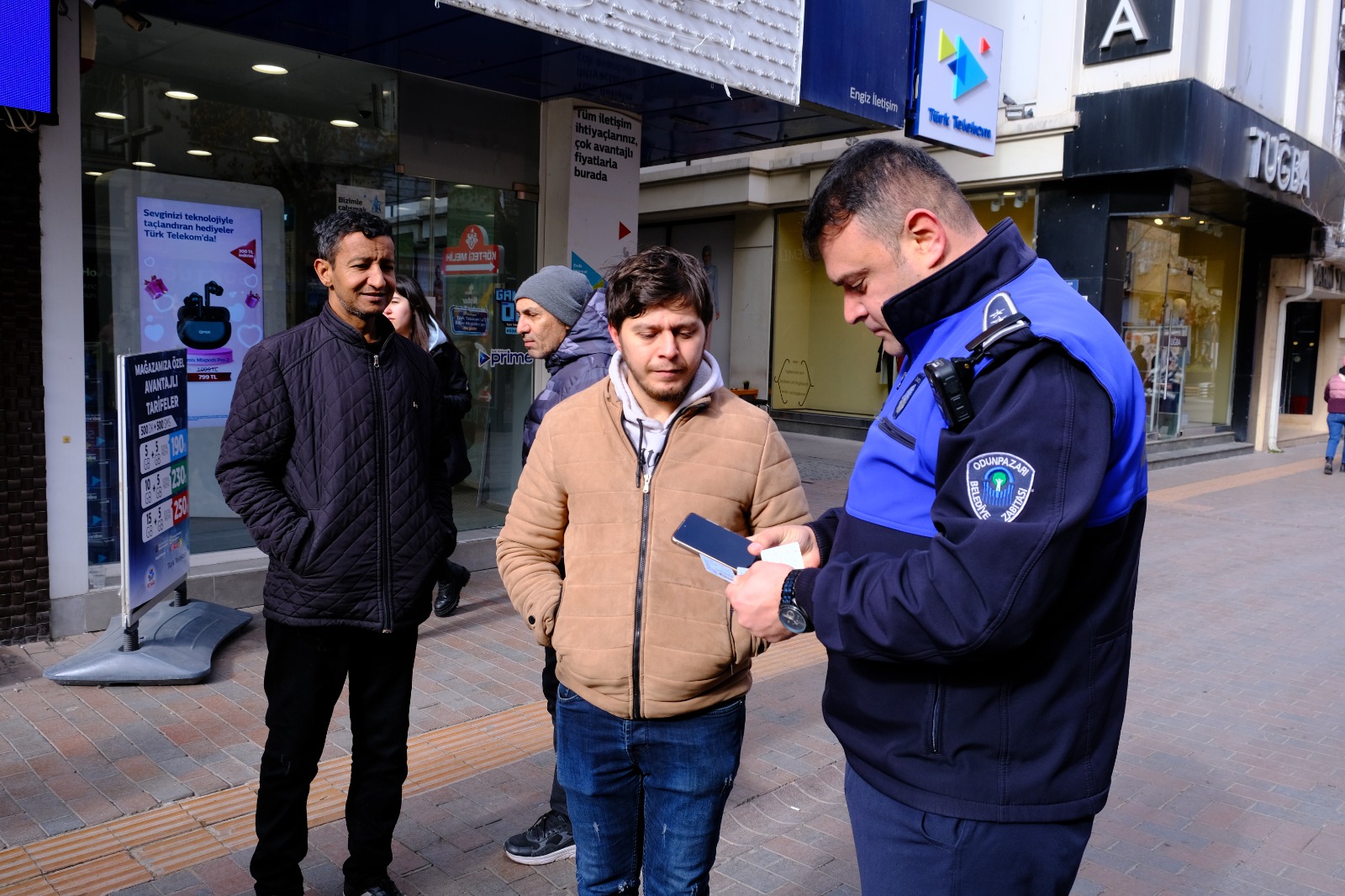 Odunpazarı Kent Konseyi Üyeleri Hamamyolu Caddesi’nde Sigara Izmariti Topladı (2)