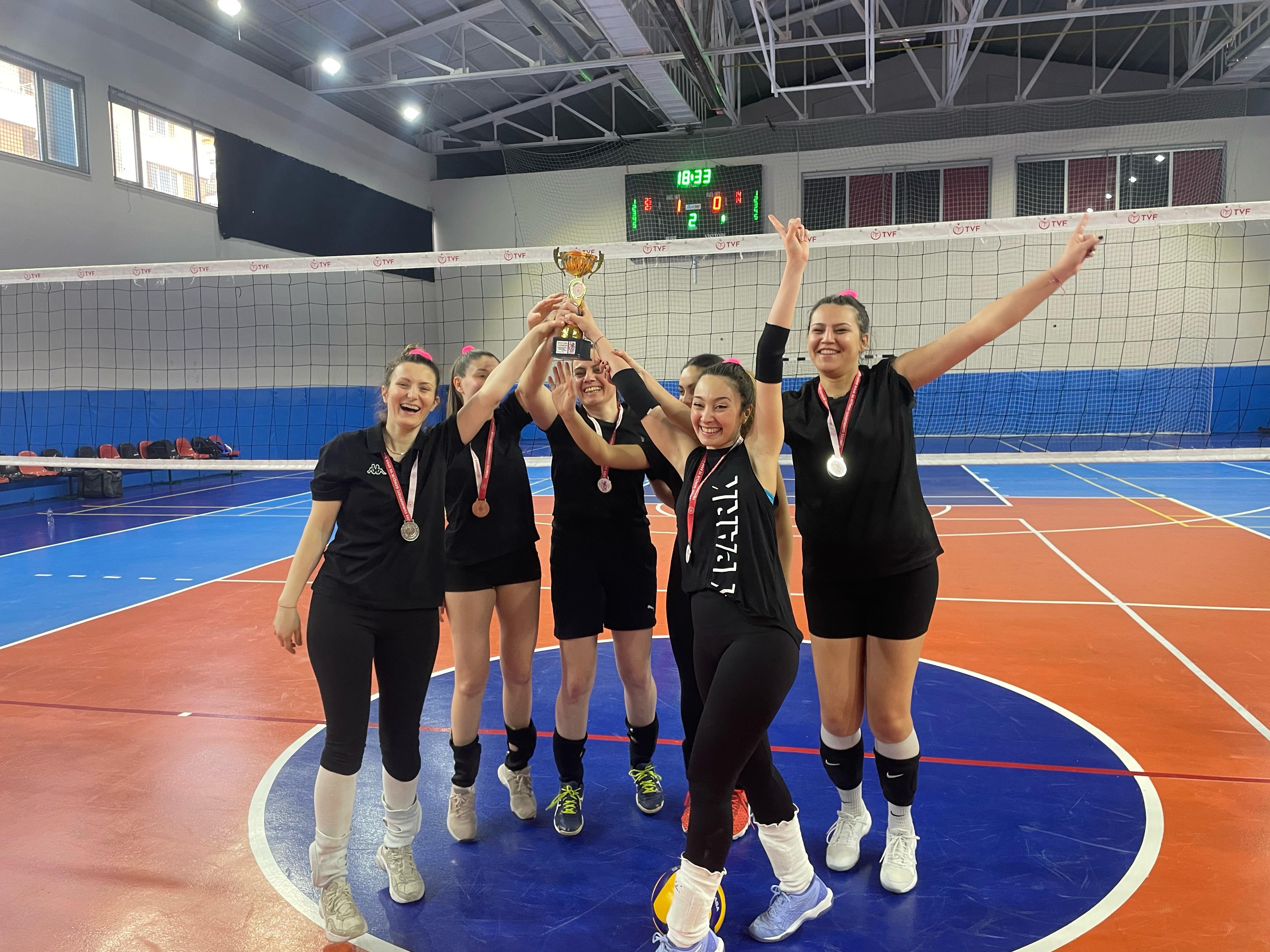 8 Mart Dünya Kadınlar Günü Voleybol Turnuvası Tamamlandı (1)