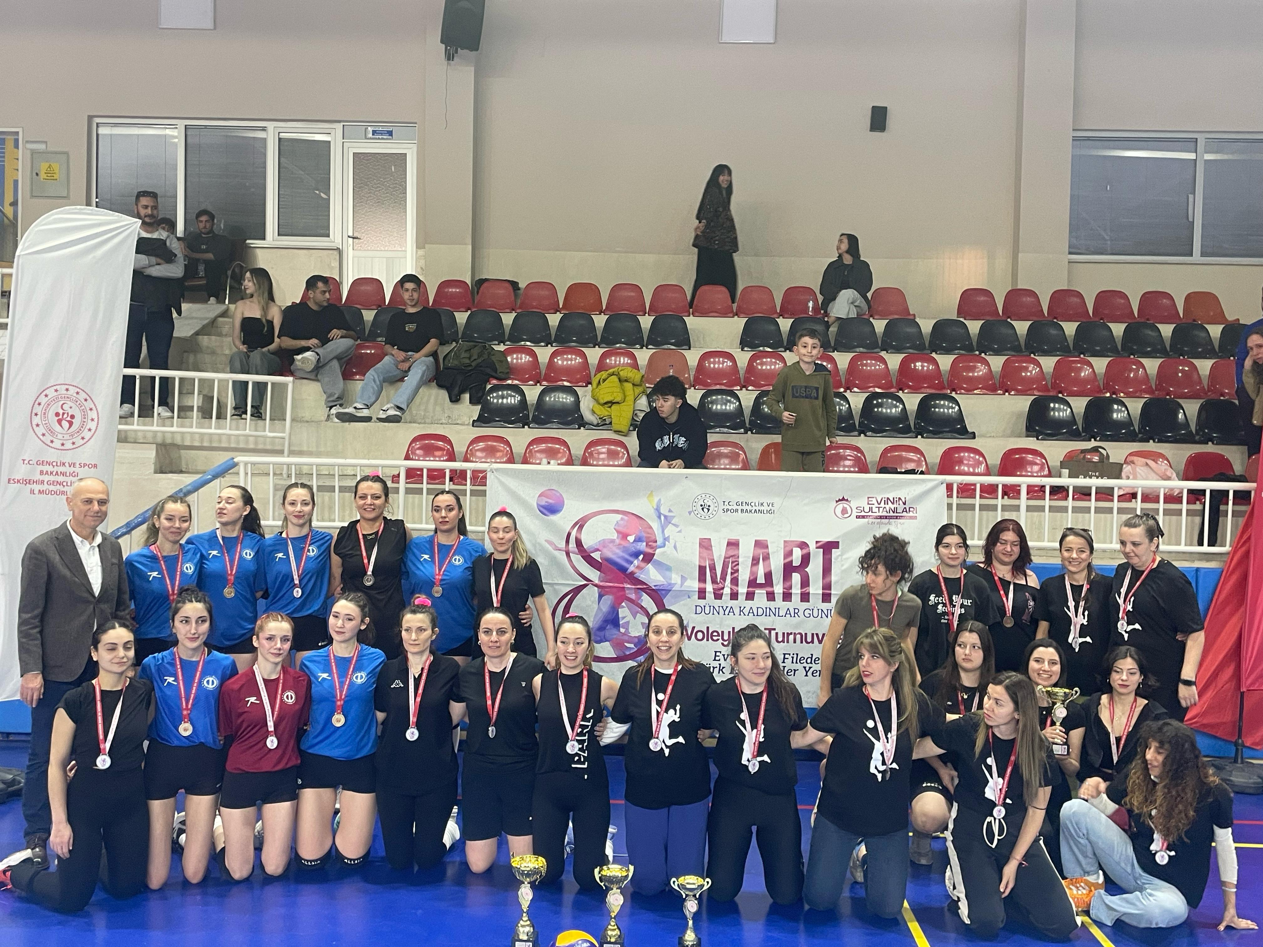 8 Mart Dünya Kadınlar Günü Voleybol Turnuvası Tamamlandı (2)-1