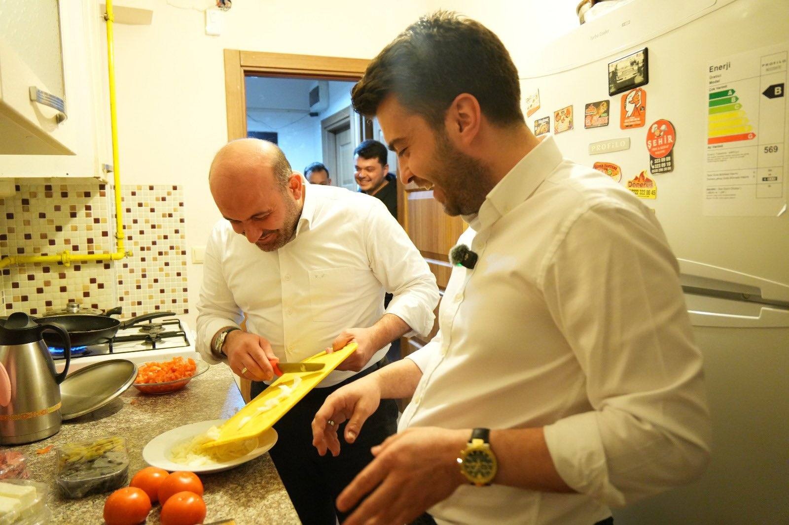 Ak Partili Albayrak, Öğrencilerle Sahur Yapıp Menemen Pişirdi (2)