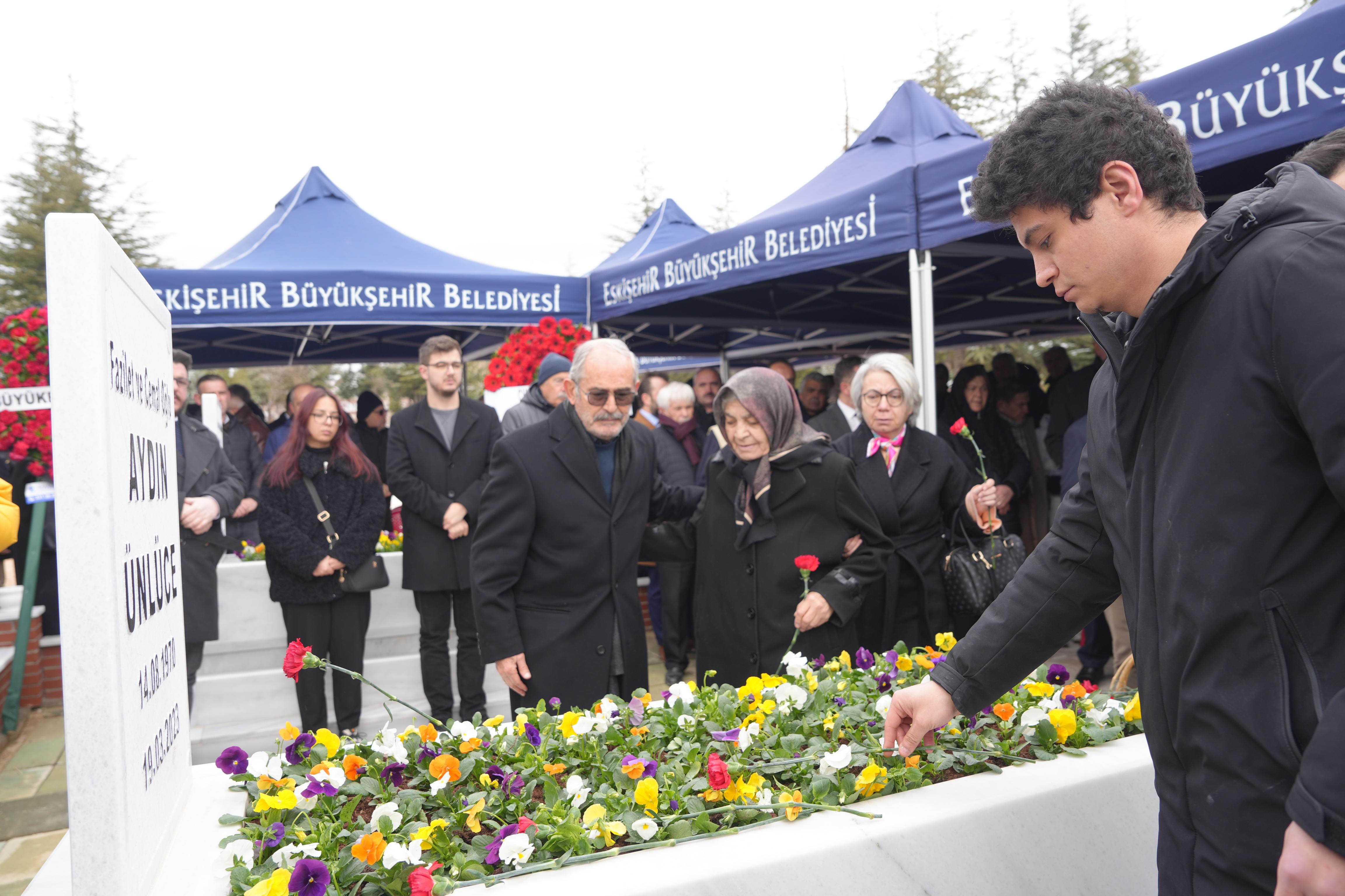 Aydin Ünlüce Kabri̇ Başinda Anildi (2)