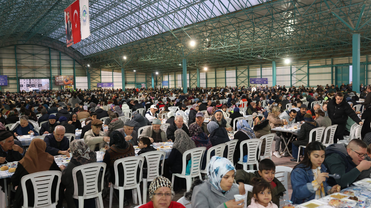 Başkan Kurt, 75. Yıl Mahallesi'nde Vatandaşlarla Iftar Sofrasında Buluştu (1)