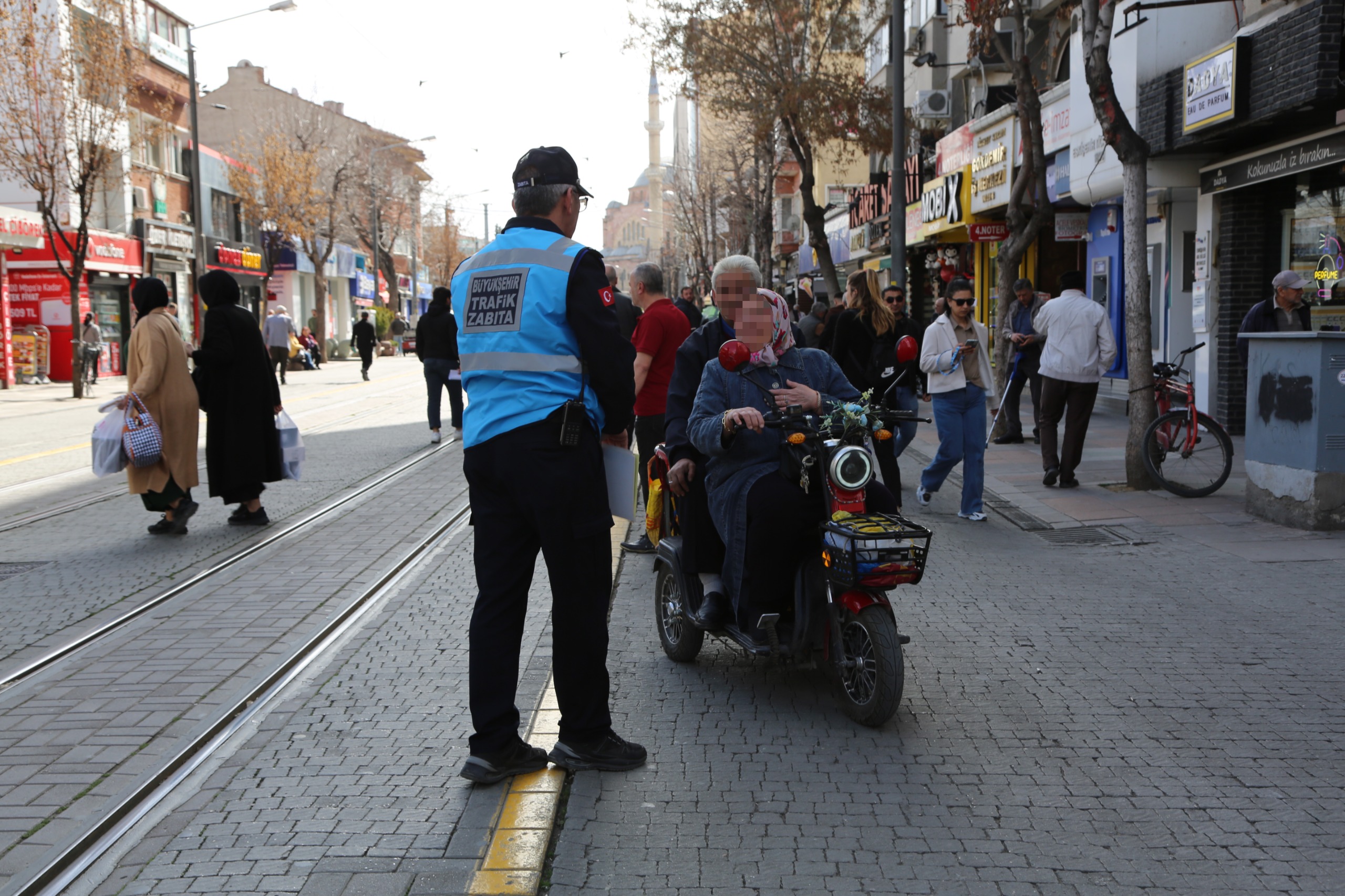 Büyükşehi̇r Zabitadan Yaya Yollarinda Siki Deneti̇m (2)