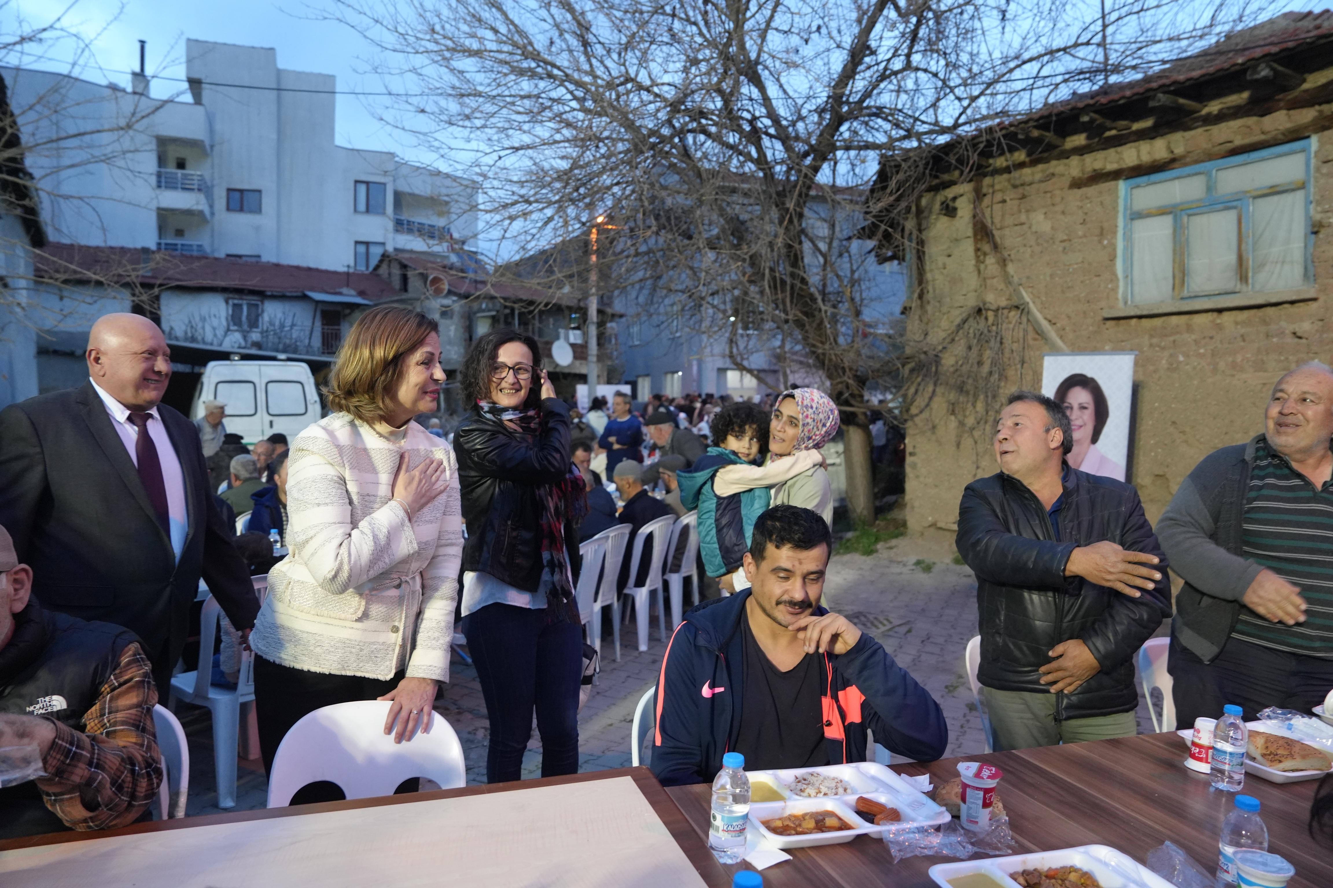 Büyükşehi̇r’i̇n İftar Sofrasi Bu Kez Mi̇halgazi̇’de Kuruldu (9)