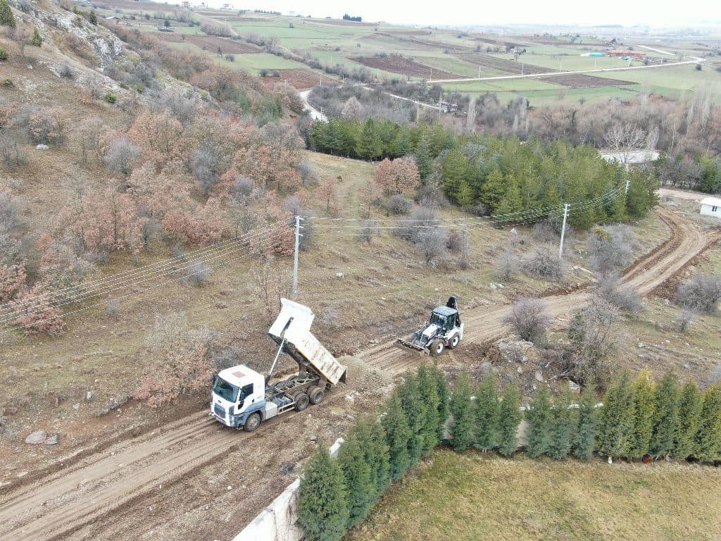 İnönü'de Metruk Binalar Yıkıldı, Yol Çalışmaları Yapıldı (1)