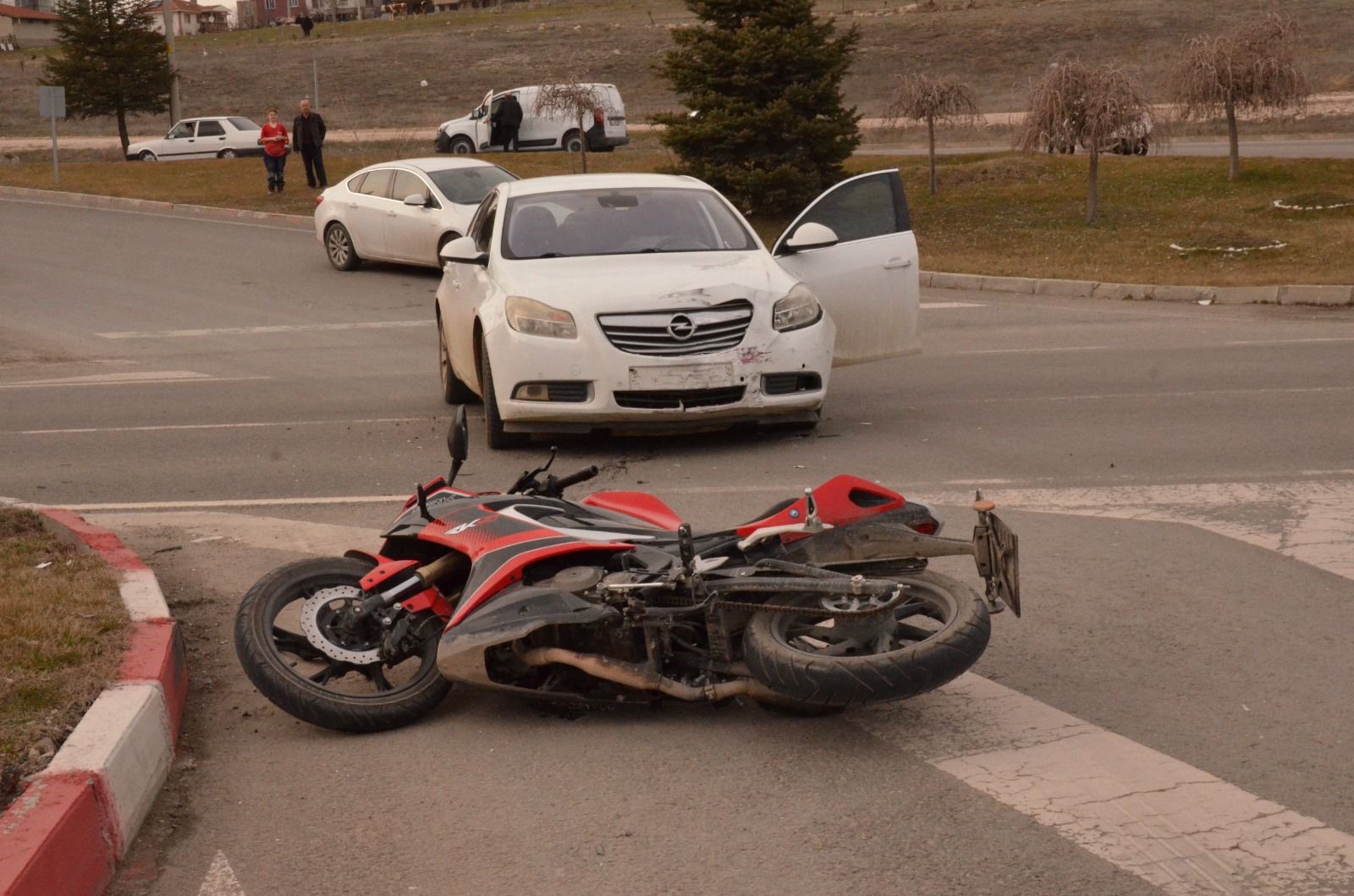 Komşuda Kaza Otomobil Ve Motosiklet Çarpıştı, 1 Yaralı (2)