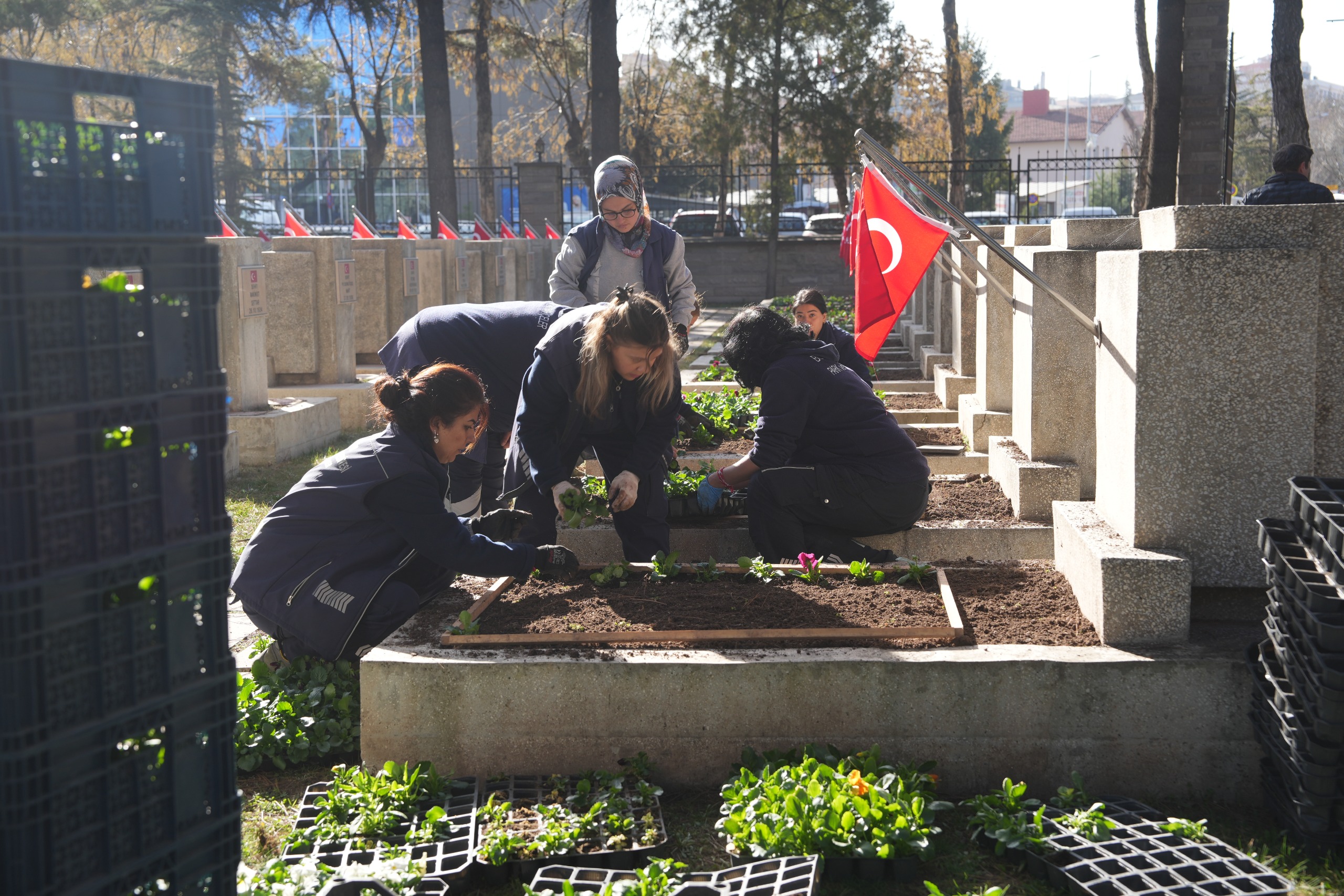 Şehi̇t Mezarlari Çi̇çeklerle Donatildi (6)