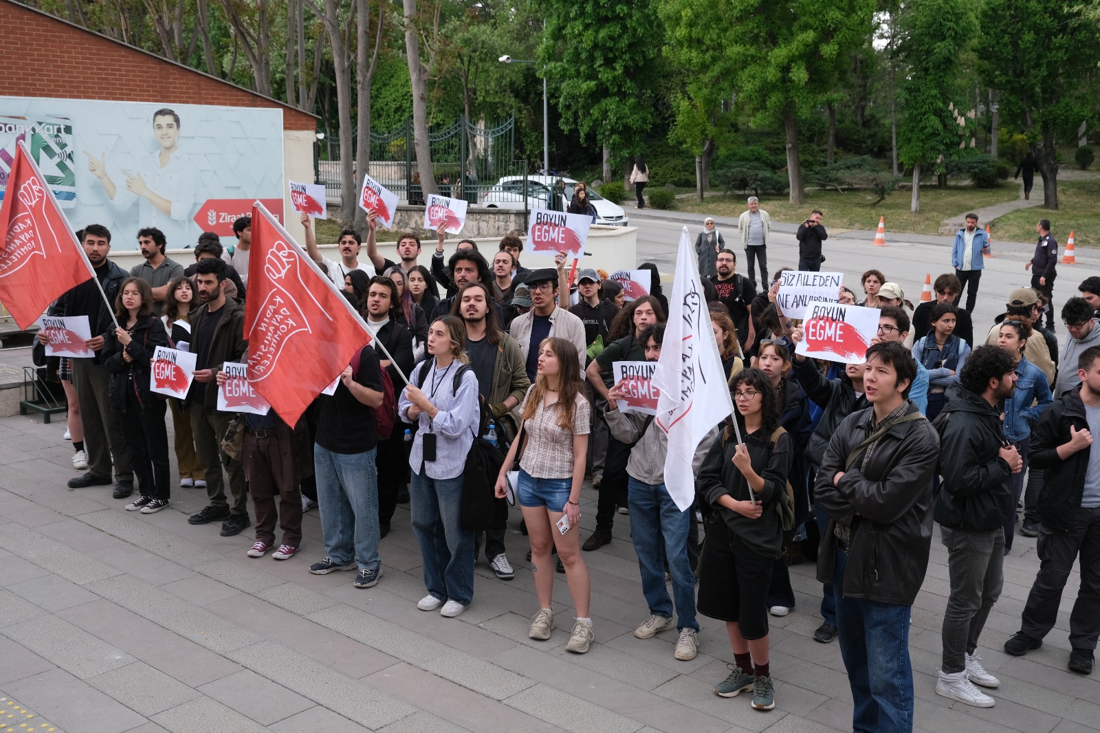 Anadolu Üniversitesi Öğrencileri Aile Sempozyumu’nu Protesto Etti (1)