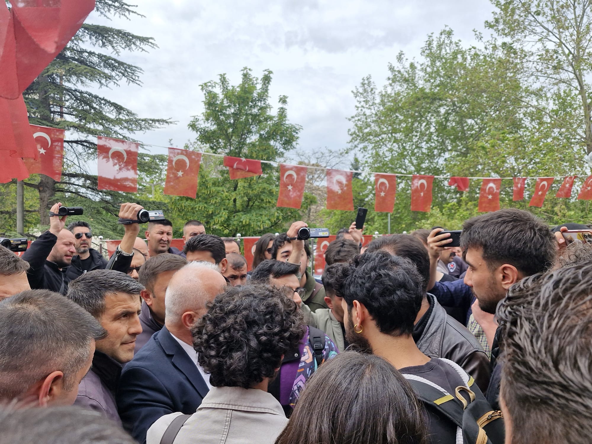 Anadolu Üniversitesi Öğrencileri Aile Sempozyumu’nu Protesto Etti (2)