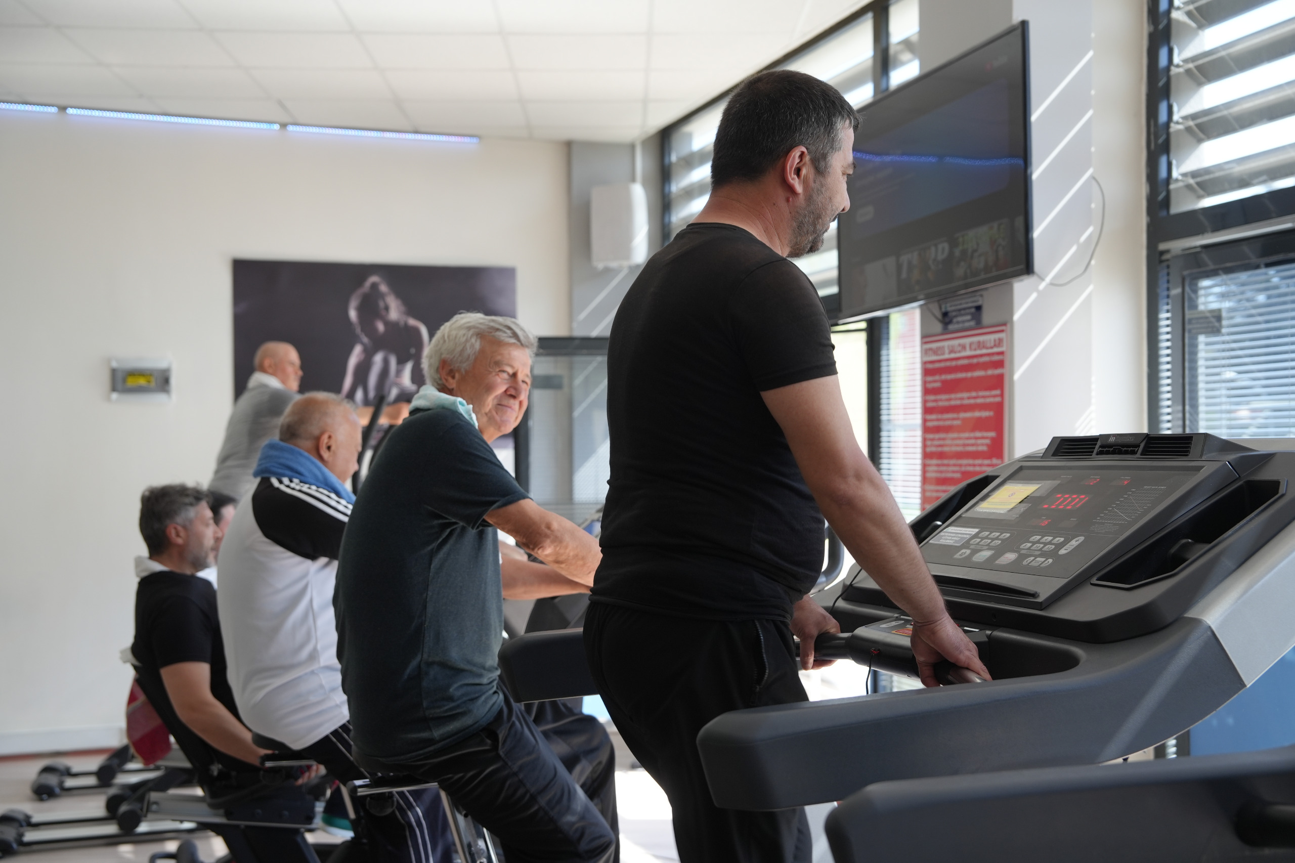 Büyükşehi̇r Beledi̇yesi̇ni̇n Ücretsi̇z Spor Eği̇ti̇mleri̇ Devam Edi̇yor (2) (1)