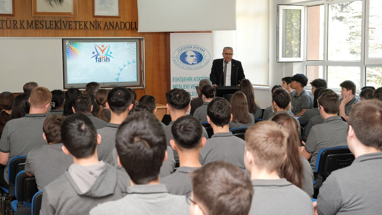 Eskişehir Sanayi Odası Başkanı Küpeli'den Gençlere Mesaj Çırak Olmadan Usta Olunma (9)