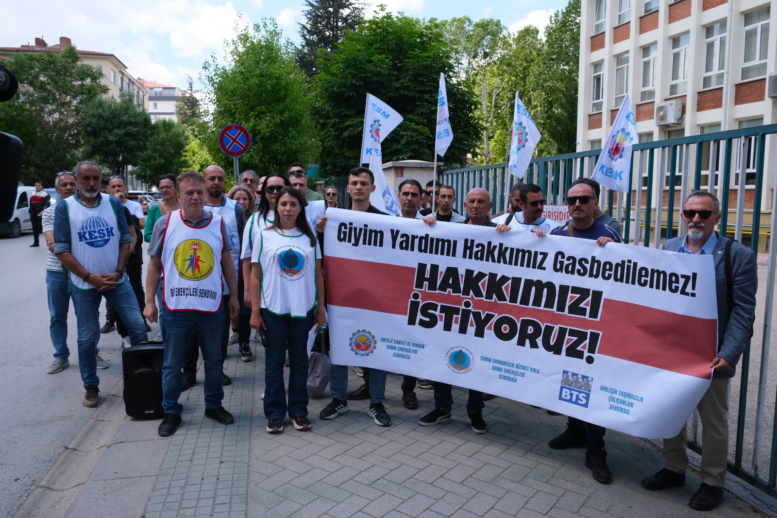 Eskişehir’de Dsi̇ Önünde Açıklama “Giyim Yardımı Ödemeleri Memur Sen’den Tahsil Edilsin” (2)