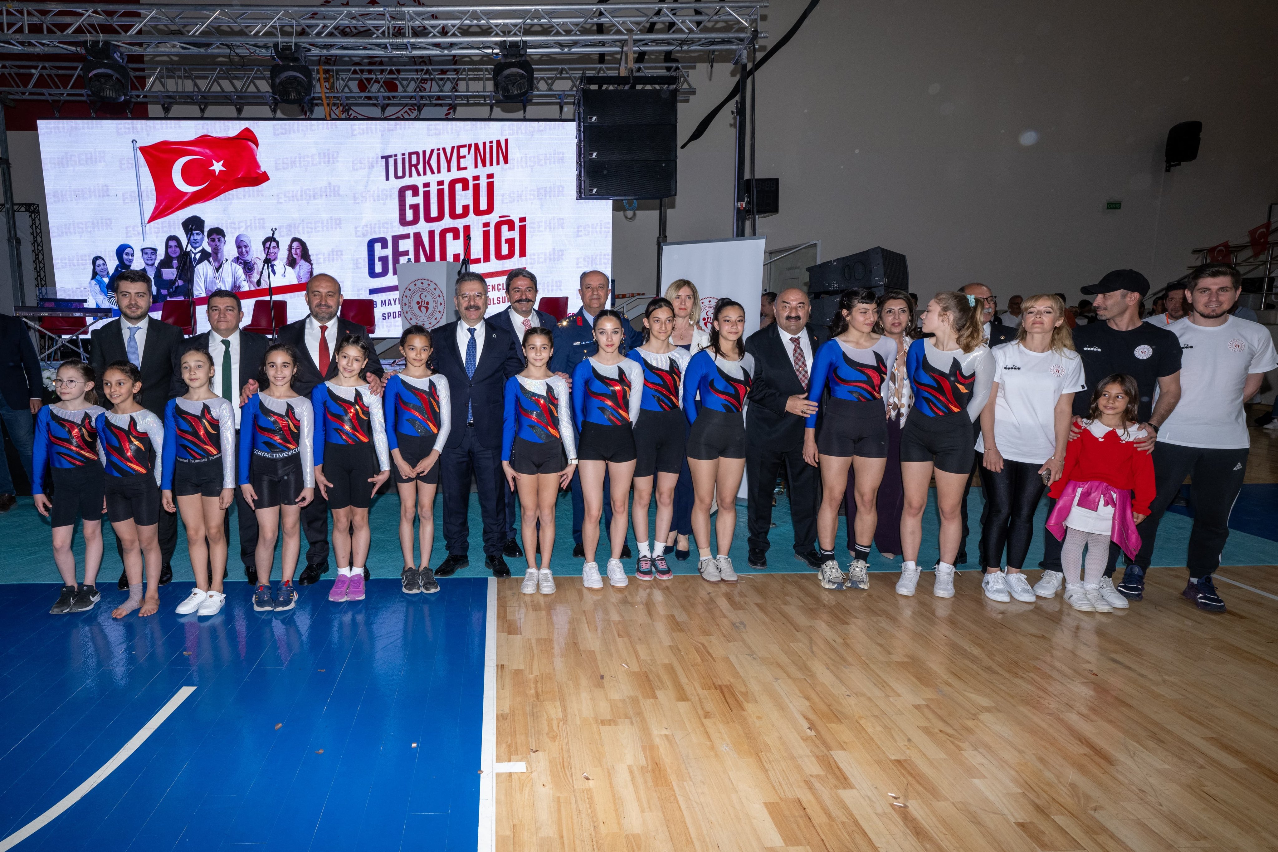Vali Aksoy, Gençlerle Bayramı Kutladı (1)