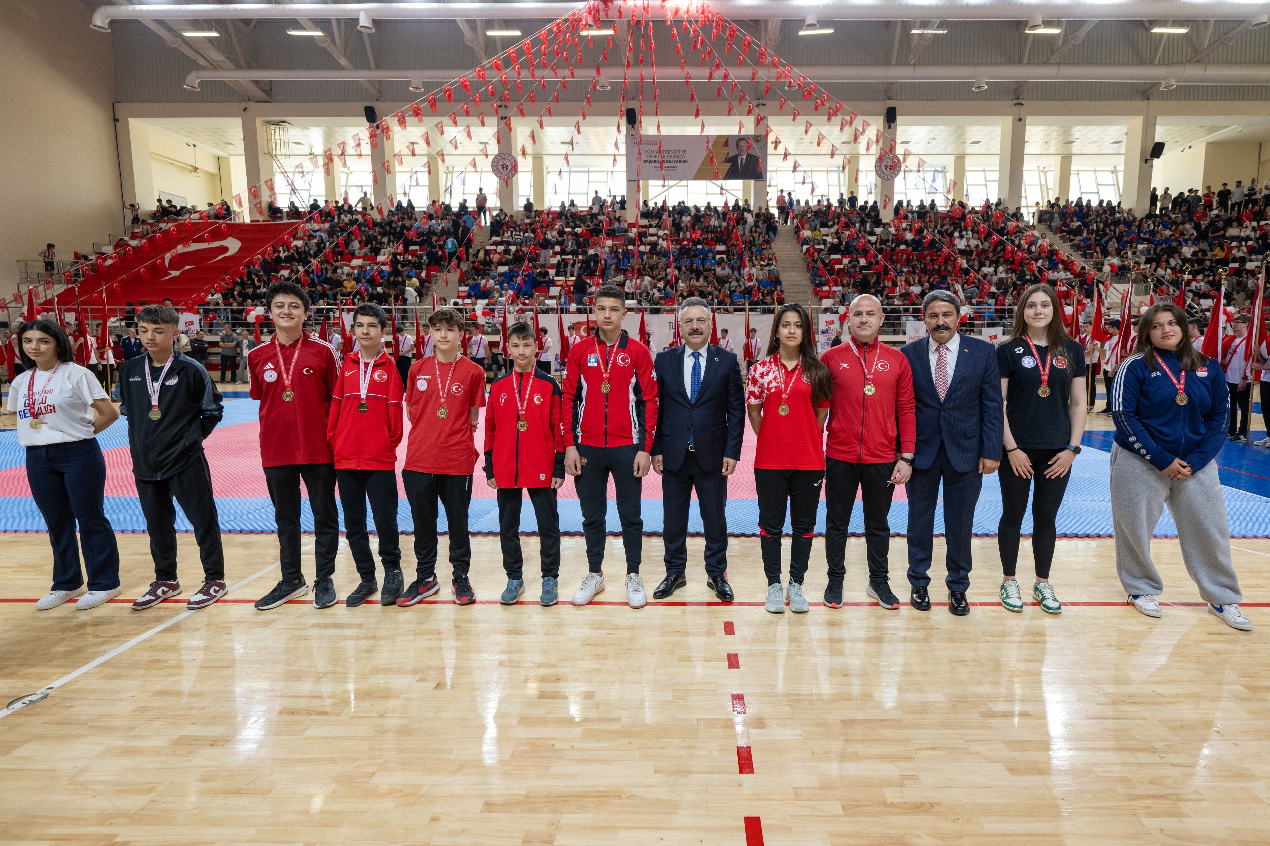 Vali Aksoy, Gençlerle Bayramı Kutladı (4)