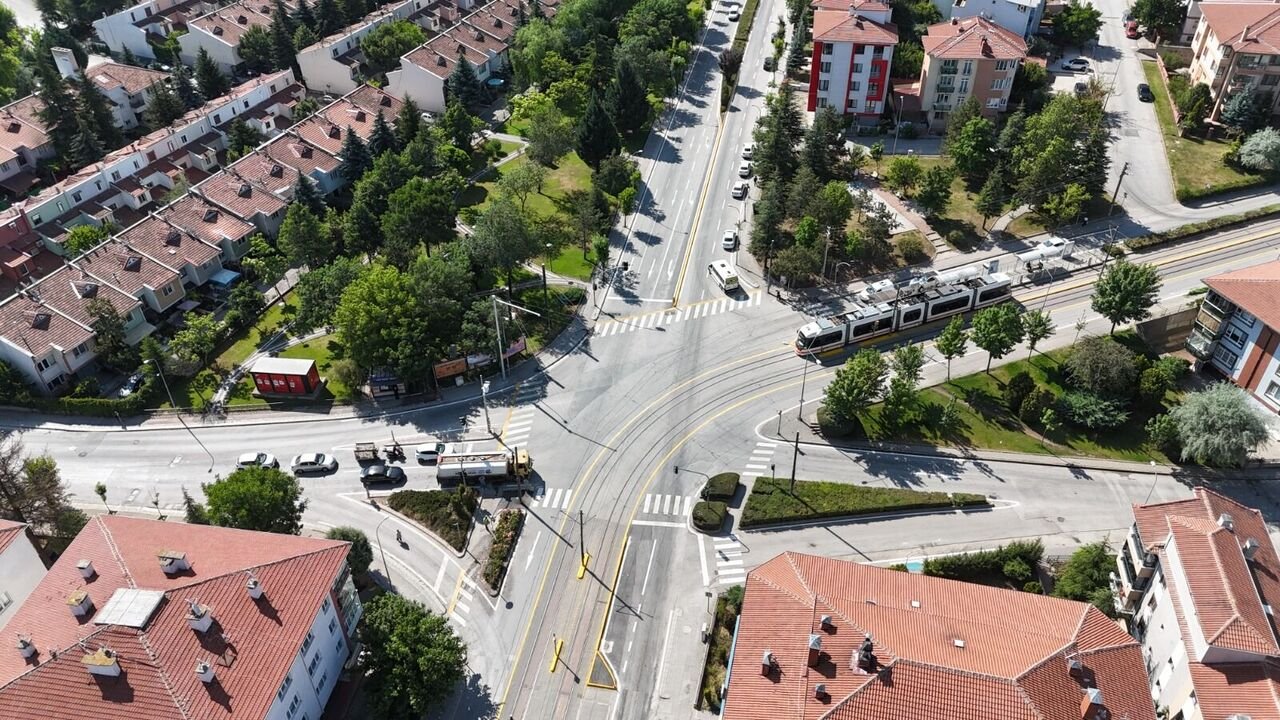 Adapti̇f Kavşak Uygulamasiyla Trafi̇k Rahatliyor (2)