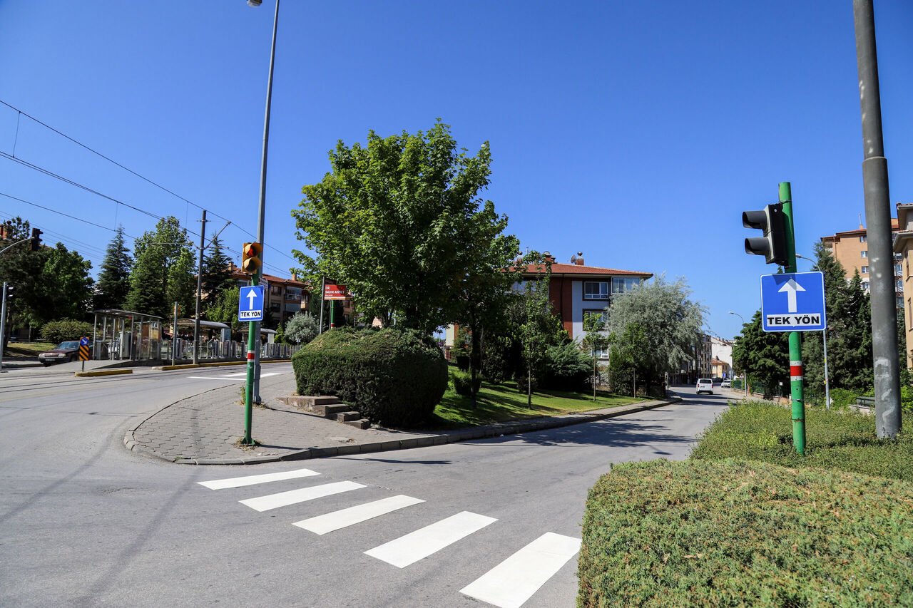 Adapti̇f Kavşak Uygulamasiyla Trafi̇k Rahatliyor (6)