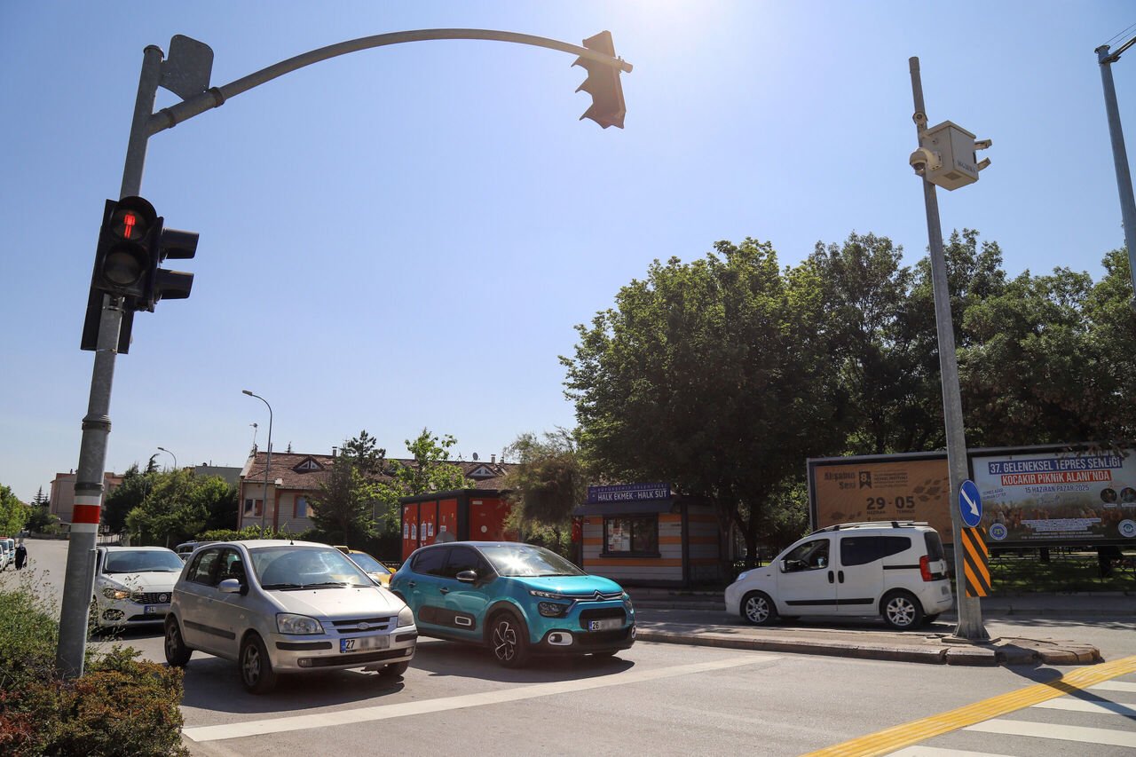 Adapti̇f Kavşak Uygulamasiyla Trafi̇k Rahatliyor (7)