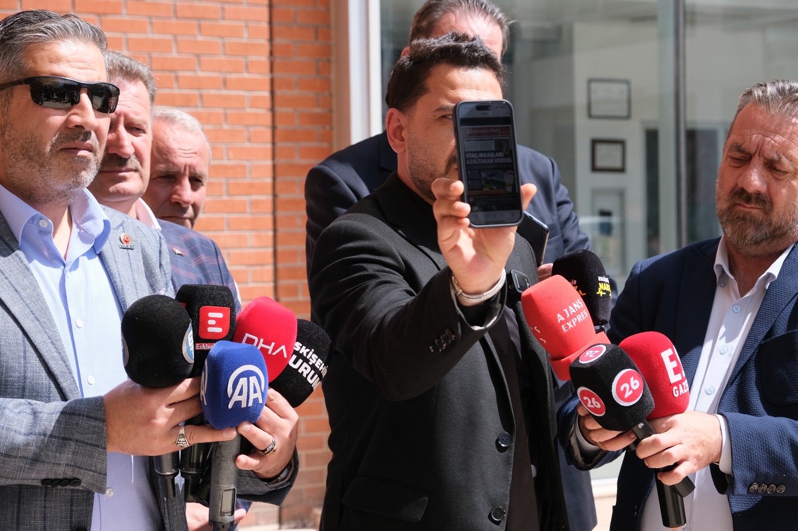 Ak Parti Tepebaşı Belediyesi Önüne Siyah Çelenk Bıraktı (2)