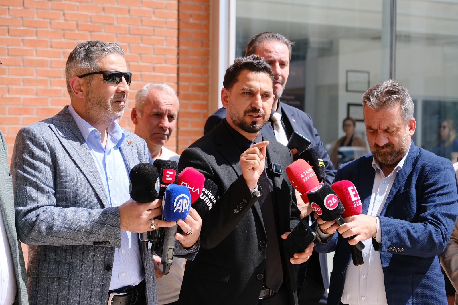 Ak Parti Tepebaşı Belediyesi Önüne Siyah Çelenk Bıraktı (3)