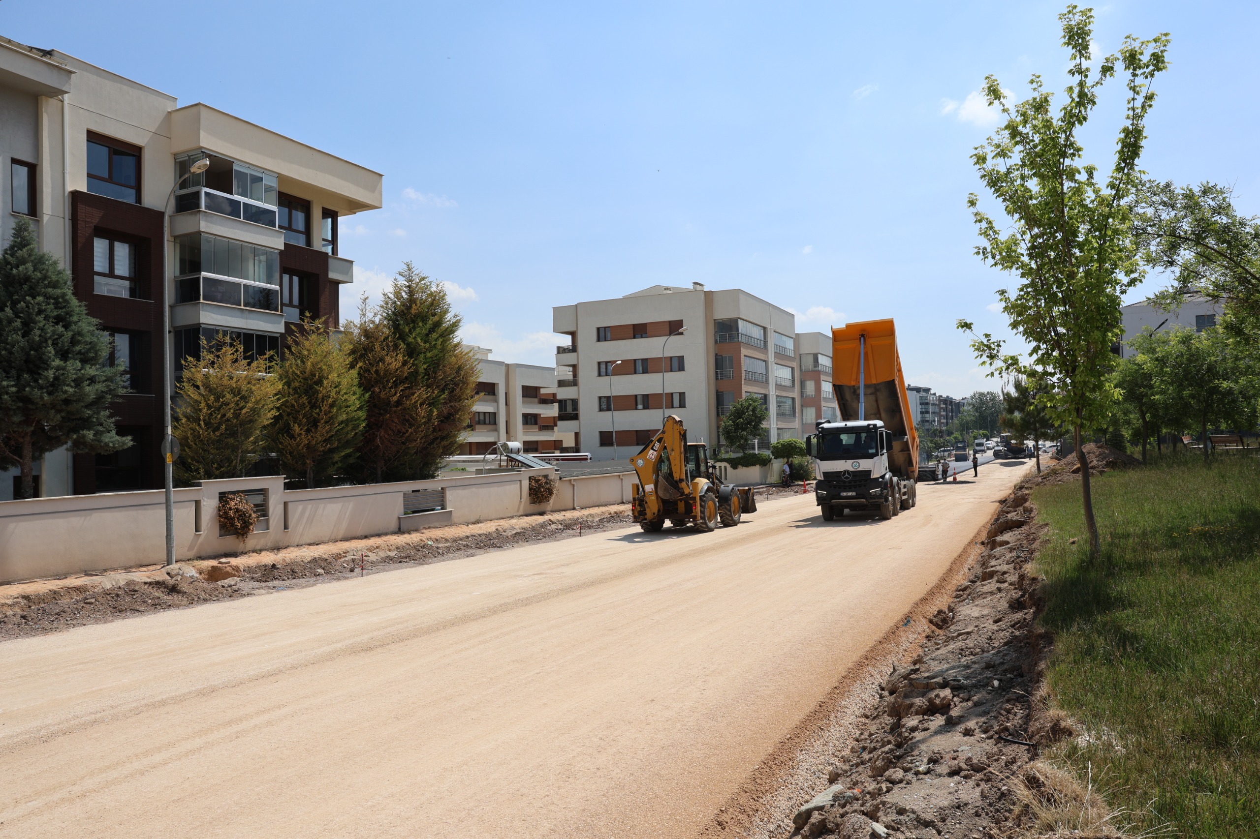 Büyükşehi̇r Yol Yapim Çalişmalarini Sürdürüyor (5)