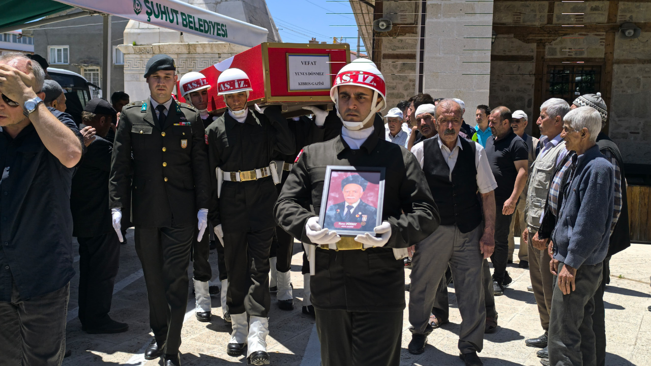 Eskişehir'in Komşusunda Kıbrıs Gazisi Son Yolculuğuna Uğurlandı (1)