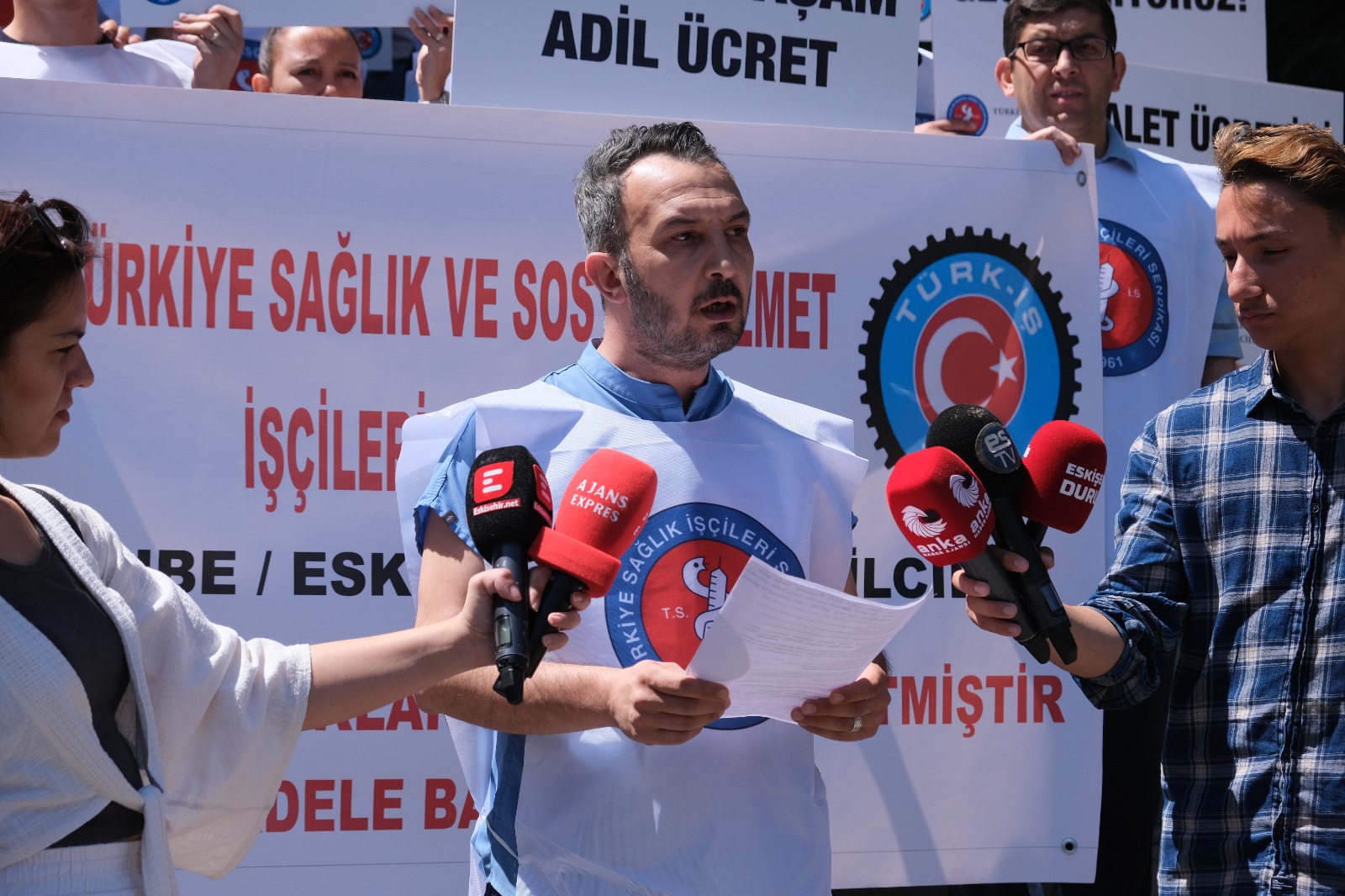 Esogü Tıp Fakültesi Işçilerinden Oturma Eylemi “Masa Susarsa Meydanlar Konuşur” (1)
