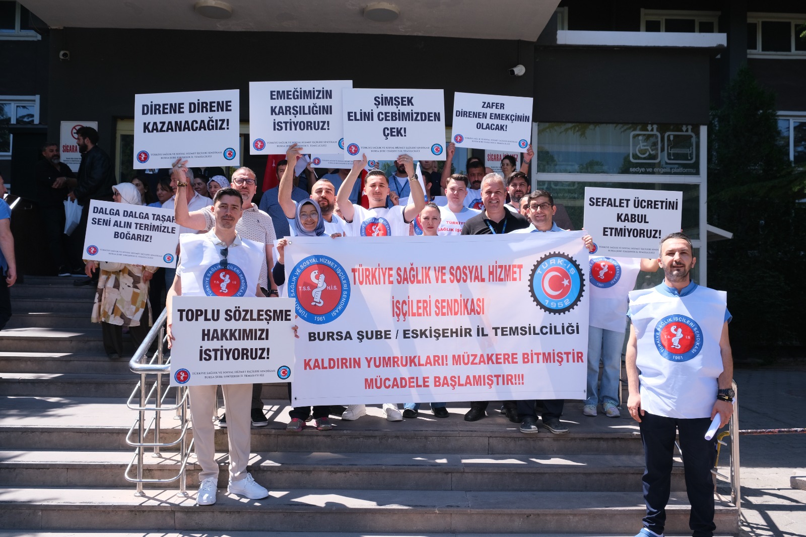Esogü Tıp Fakültesi Işçilerinden Oturma Eylemi “Masa Susarsa Meydanlar Konuşur” (2)