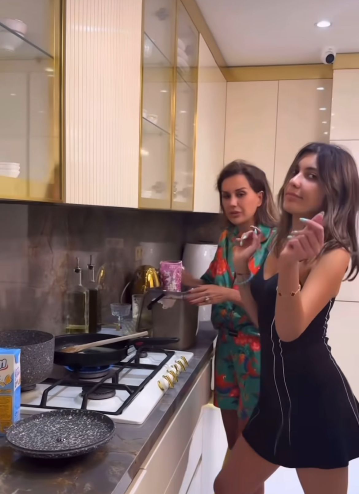 Nihal Candan'ın Kardeşi Dilan Polat'ın Evinde Ablasına Helva Kavurdu! (2)