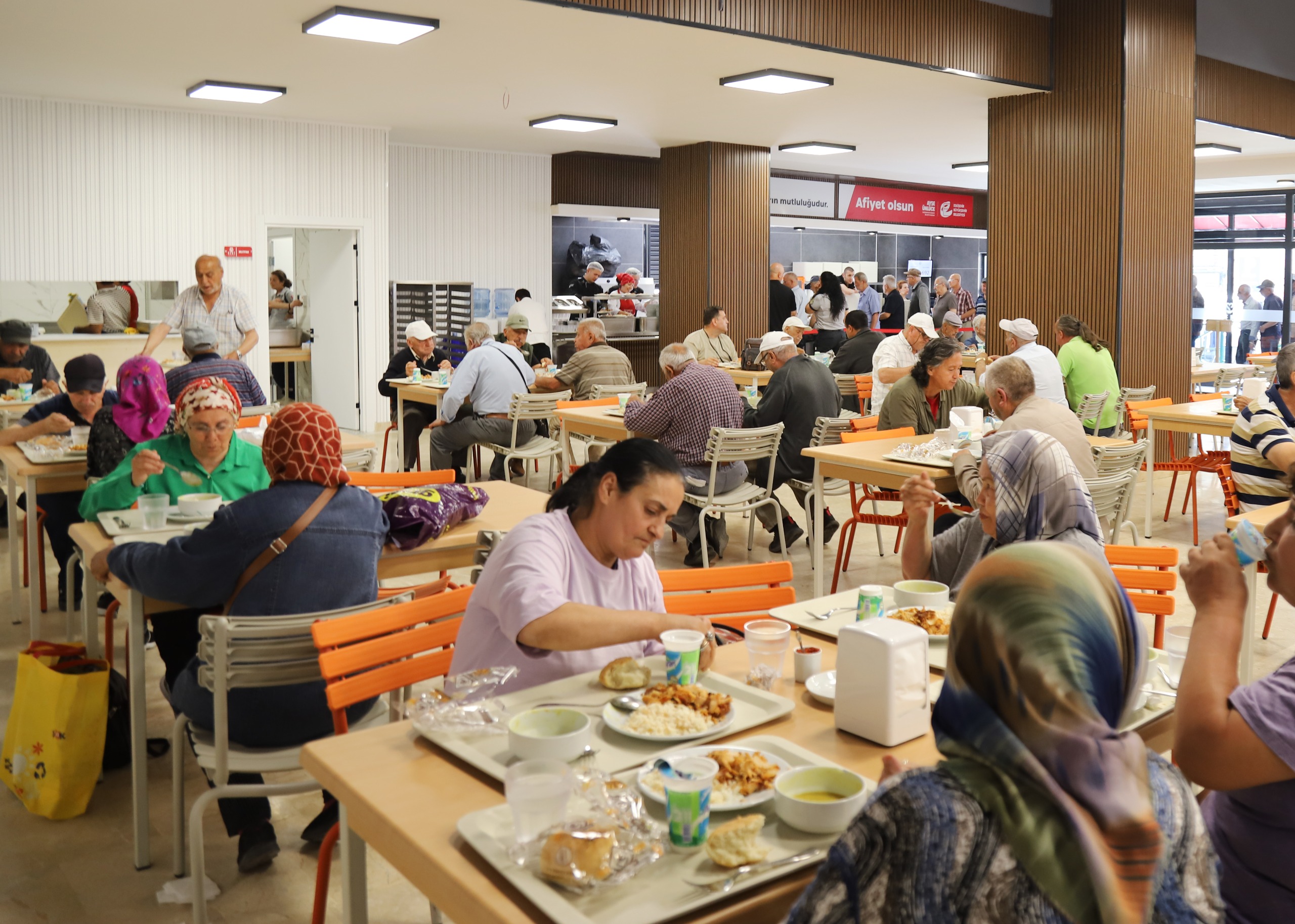 Yeni̇ Yeri̇nde Hi̇zmete Başlayan Kent Lokantasinda Da Vatandaşin Yüzü Gülüyor (2)