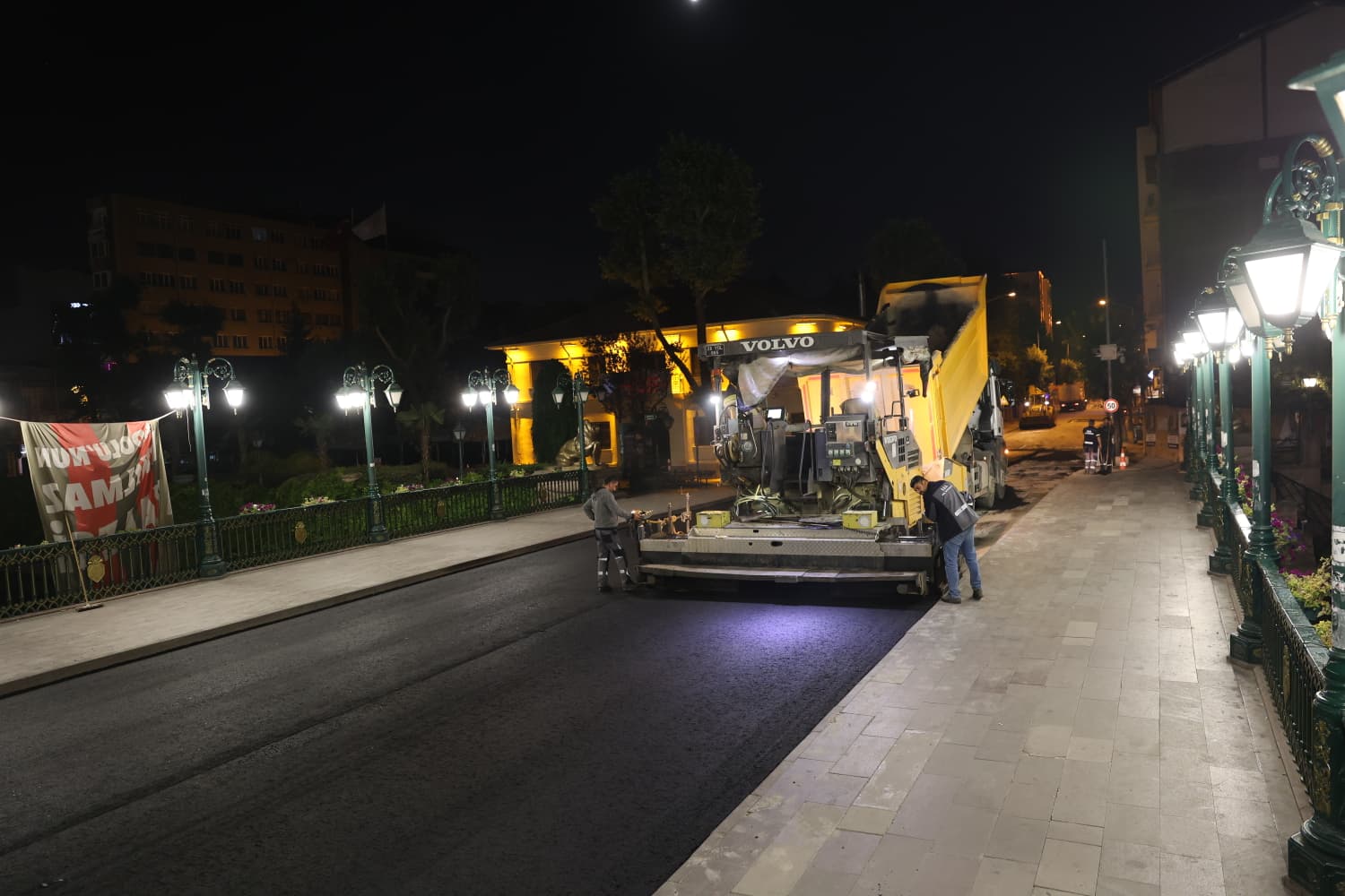 Büyükşehi̇r Beledi̇yesi̇ Gece Mesai̇leri̇ne Devam Edi̇yor (2)