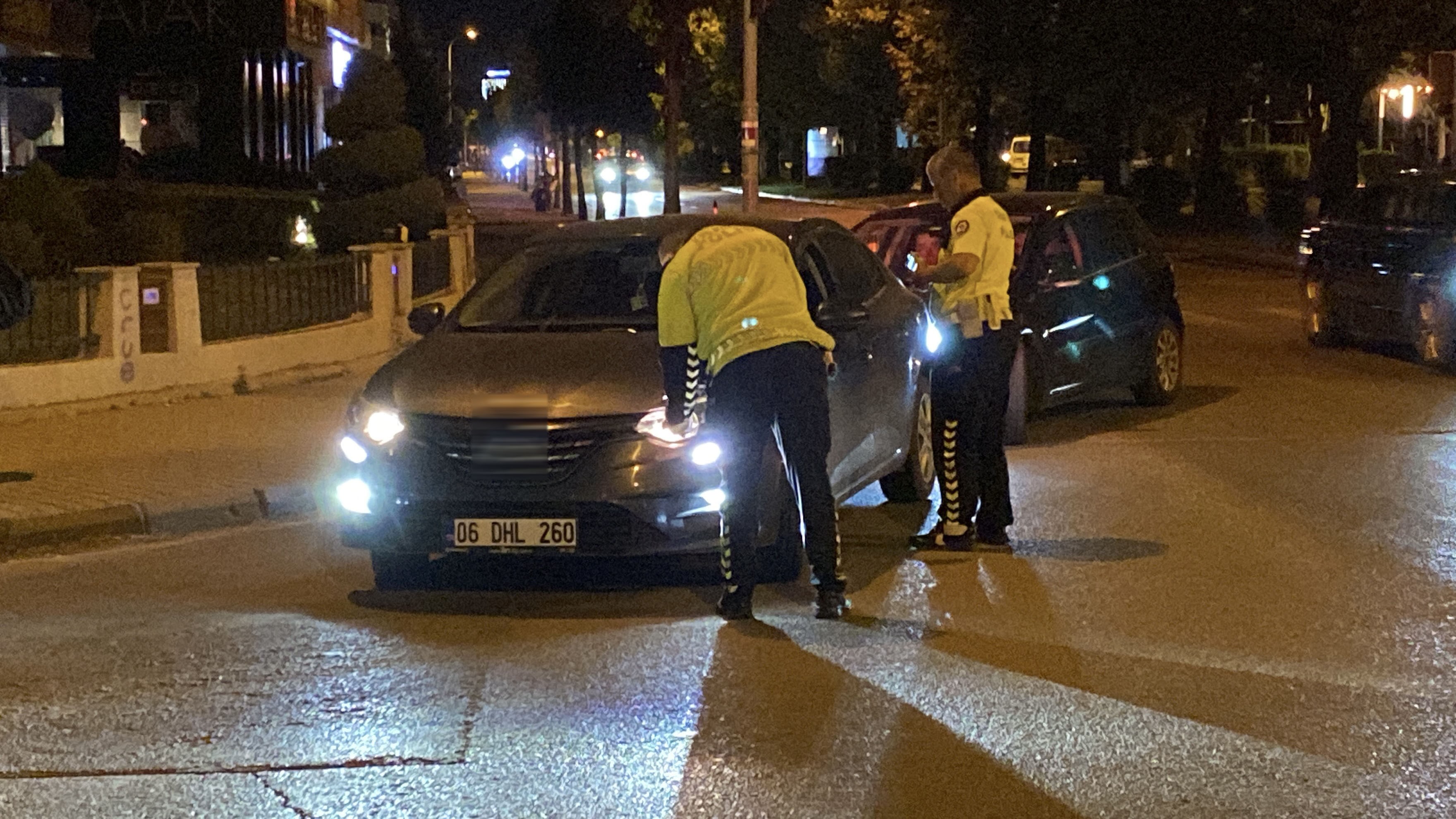 Çevirmeye Yakalanarak Ceza Yiyen Arkadaşının Yanında Alkol Almaya Devam Etti (1)
