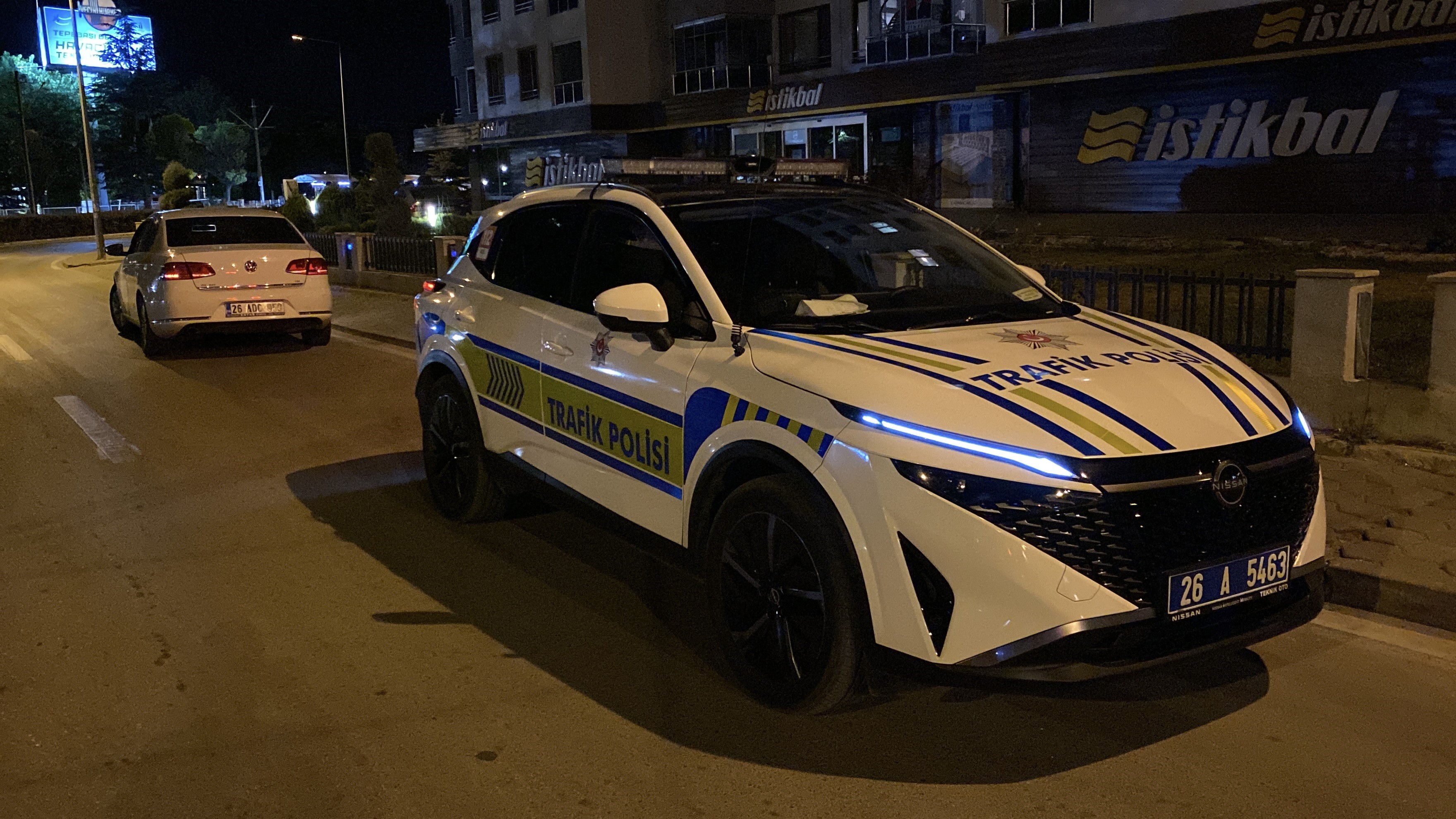 Çevirmeye Yakalanarak Ceza Yiyen Arkadaşının Yanında Alkol Almaya Devam Etti (2)