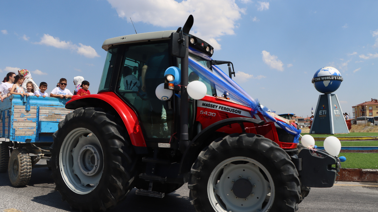 Eskişehir'de Çiftçilerden Traktörü Kutlama