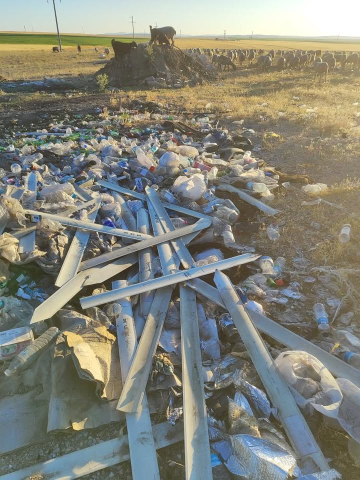 Eskişehir'de Köylüler Isyan Etti Meraya Dökülen Atıklar Pes Dedirtti (3)