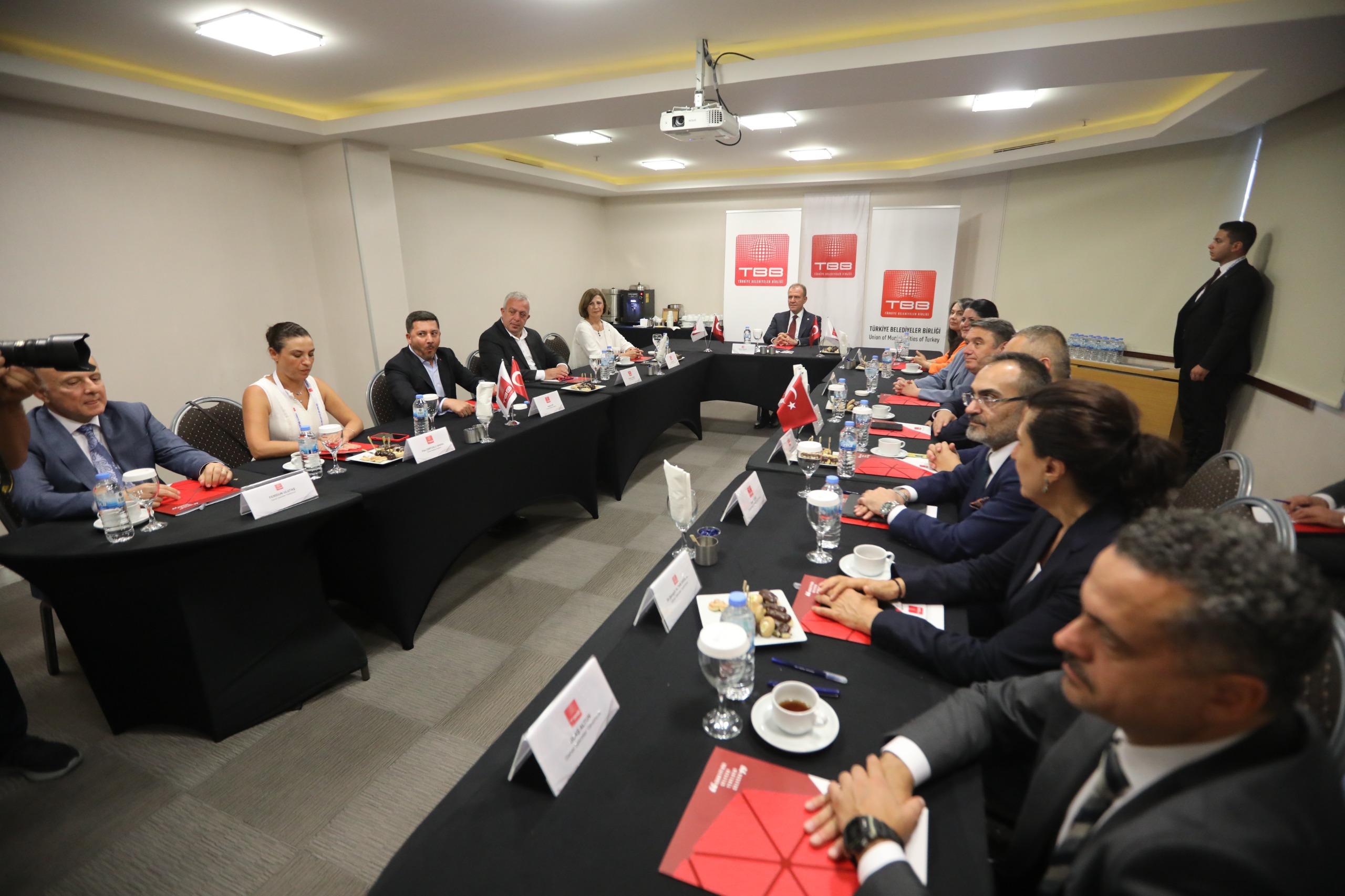 “Halkin İradesi̇ne Sahi̇p Çikmaya Devam Edeceği̇z” (3)