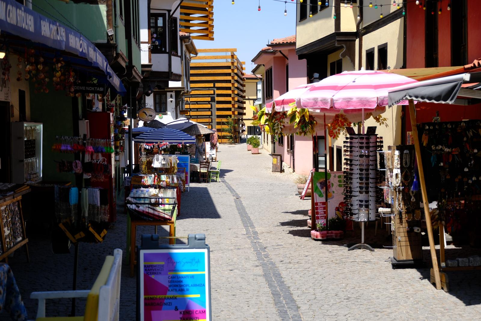 Tarihi Odunpazarı Bölgesi Esnafı Sıcak Havadan Dertli “Eskisi Kadar Gezen Yok” (2)