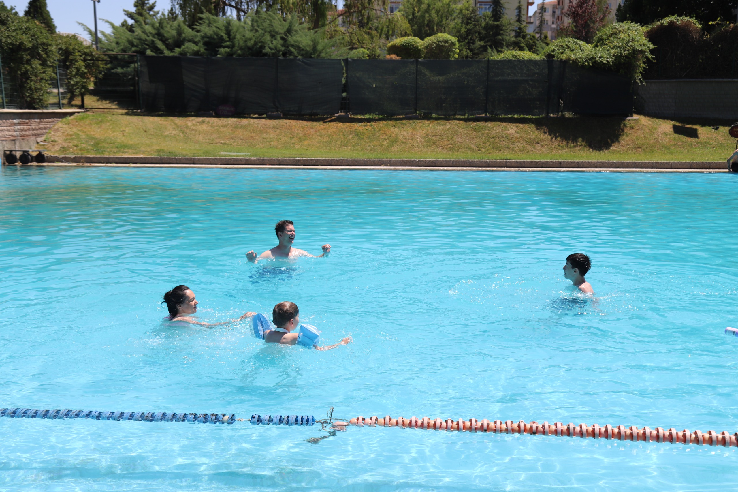 Yapay Plaj Ve Oli̇mpi̇k Havuz Sezonu Açti (9)