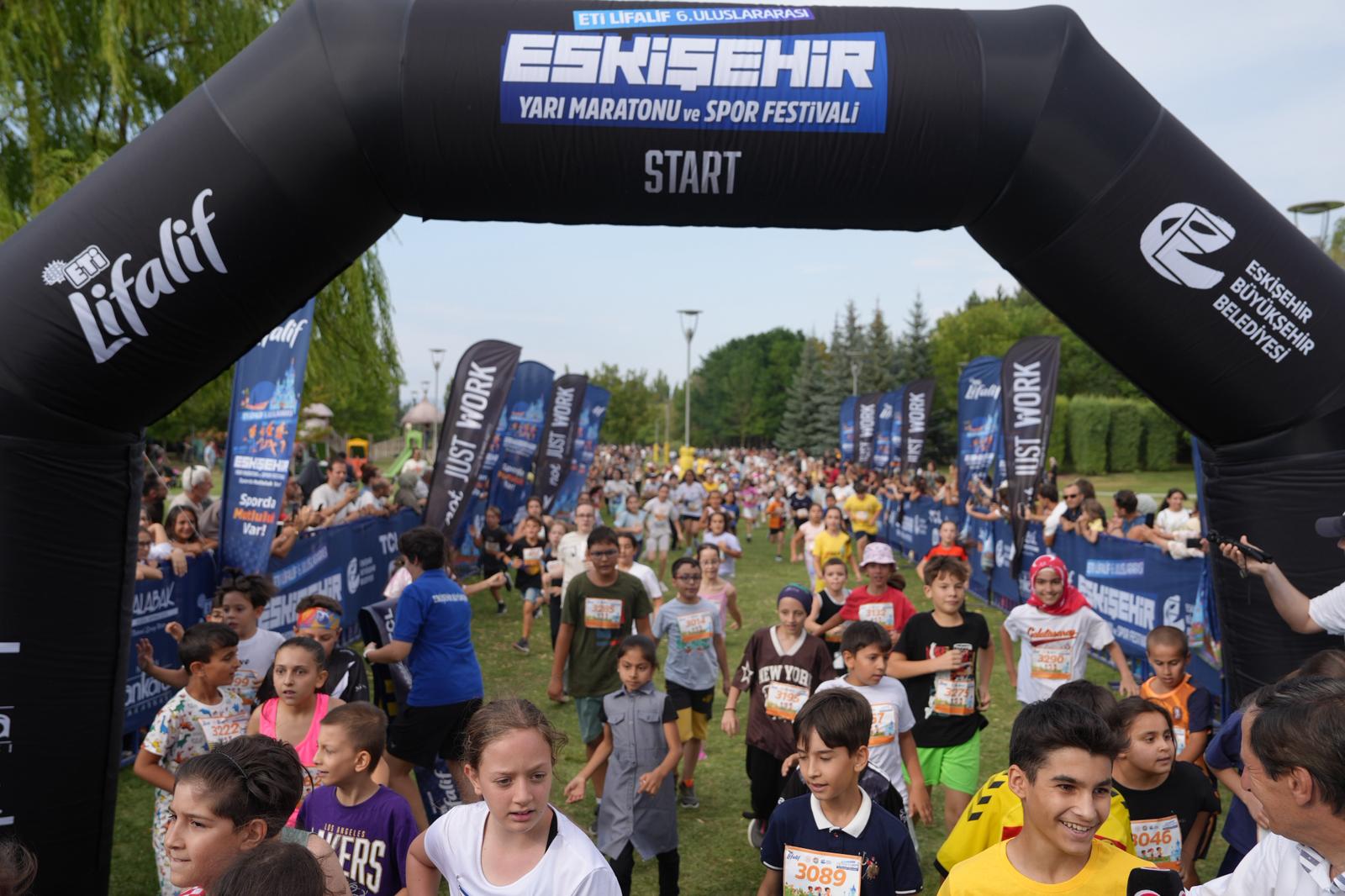 Eski̇şehi̇r’de Eti̇ Li̇fali̇f 6. Uluslararasi Yari Maraton Heyecani Yaşandi (13)