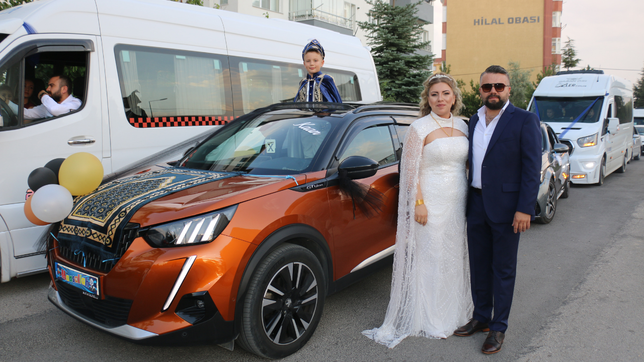Eskişehir'de Sünnet Düğününe Servis Araçlı Konvoy Damga Vurdu (1)
