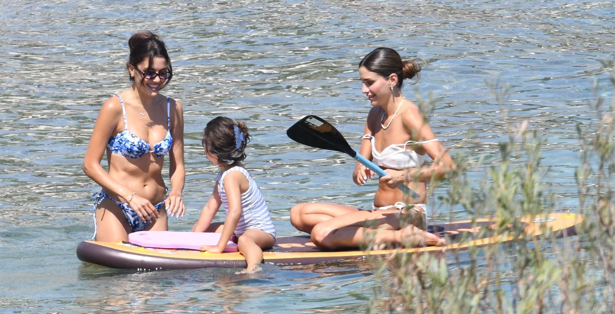 Hande Erçel'in Yeğeni Mavi Ile Deniz Keyfi Böyle Görüntülendi! (2)