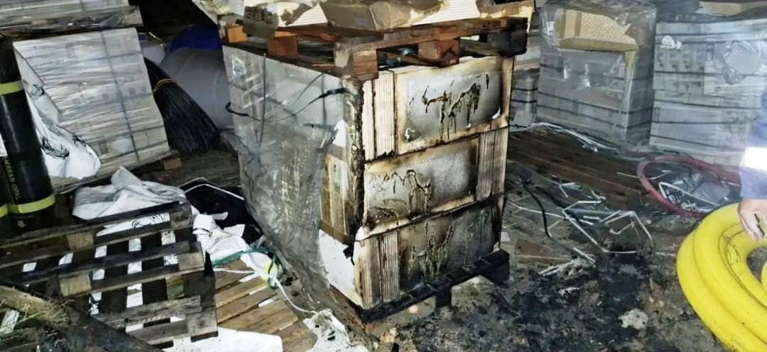 Komşuda Iş Yeri Deposu Alev Aldı Malzemeler Küle Döndü (2)