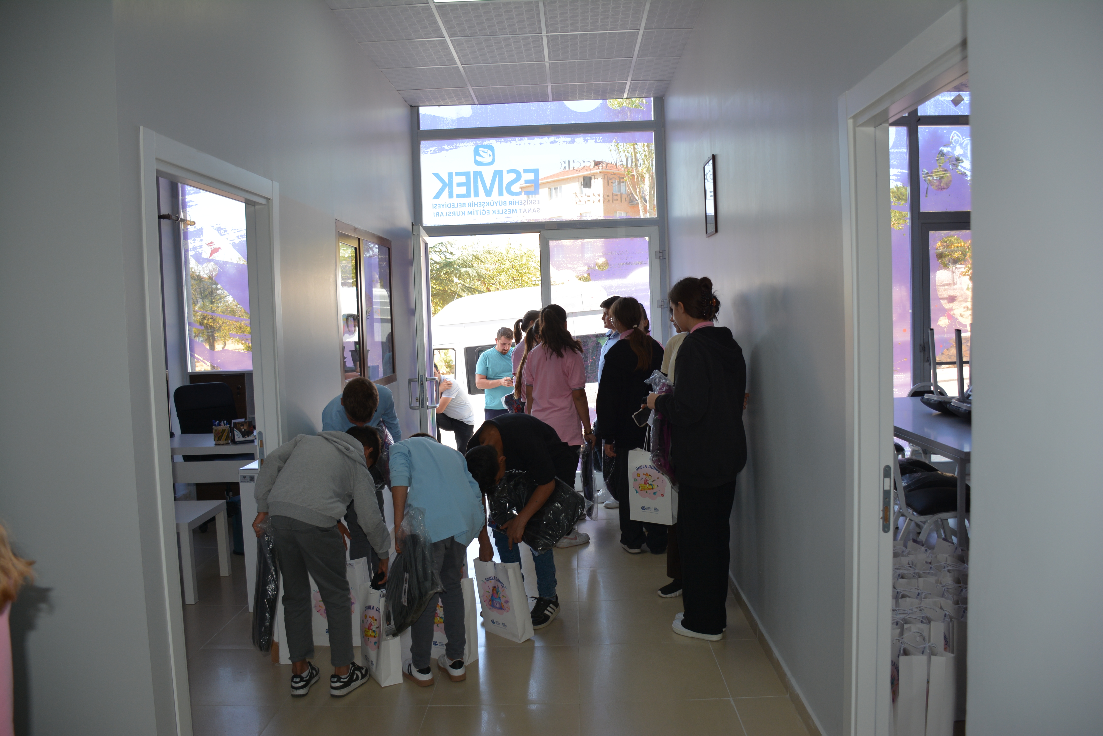 Büyükşehi̇rden Kirsal İlçelerdeki̇ Öğrenci̇lere Kirtasi̇ye Desteği̇ (2)