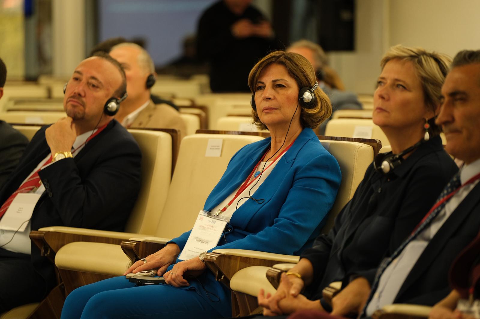 “Daha Güçlü Bi̇r Demokrasi̇ İçi̇n Çalişiyoruz” (13)