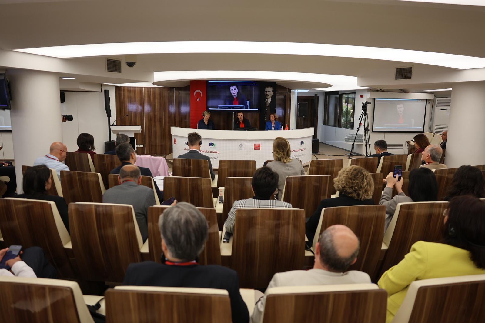 “Daha Güçlü Bi̇r Demokrasi̇ İçi̇n Çalişiyoruz” (16)