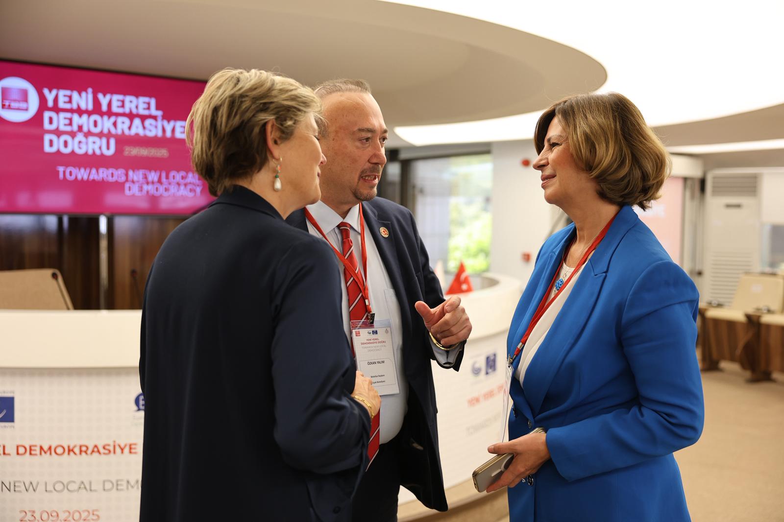 “Daha Güçlü Bi̇r Demokrasi̇ İçi̇n Çalişiyoruz” (7)