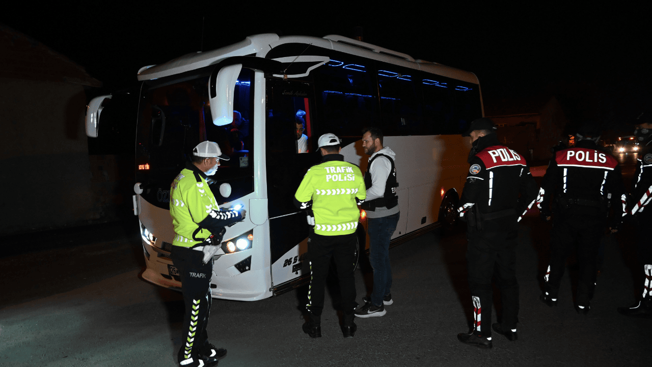Eskişehir'de 52 Polis Denetime Çıktı Yüzlerce Şahıs Ve Araç Sorgulandı (2)