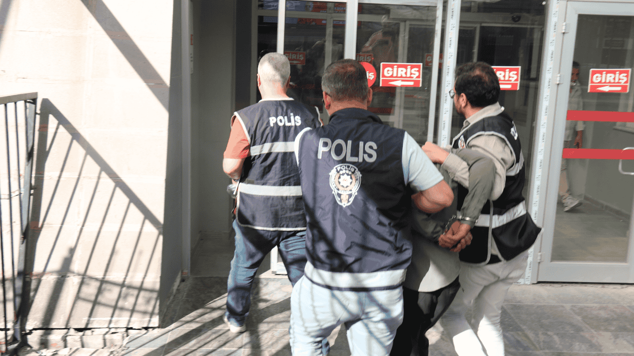 Eskişehir'de Sokak Ortasında Darp Edilen Kadının Sözleri Şoke Etti Cani Eş Adliyeye Sevk Edildi (1)