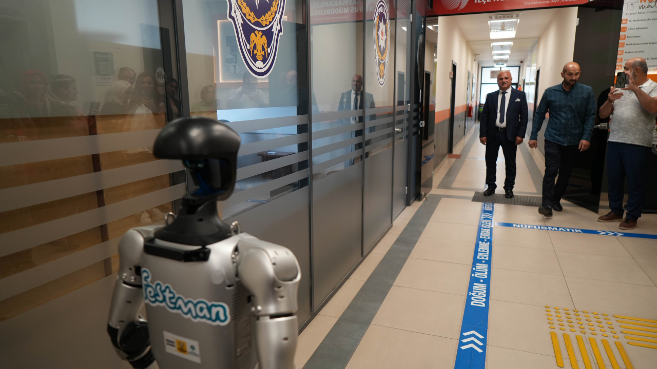 Türkiye'de Bir Ilk İnsansı Robot Nüfusa Kaydettirildi